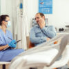Pacjent z asystentką stomatologiczną