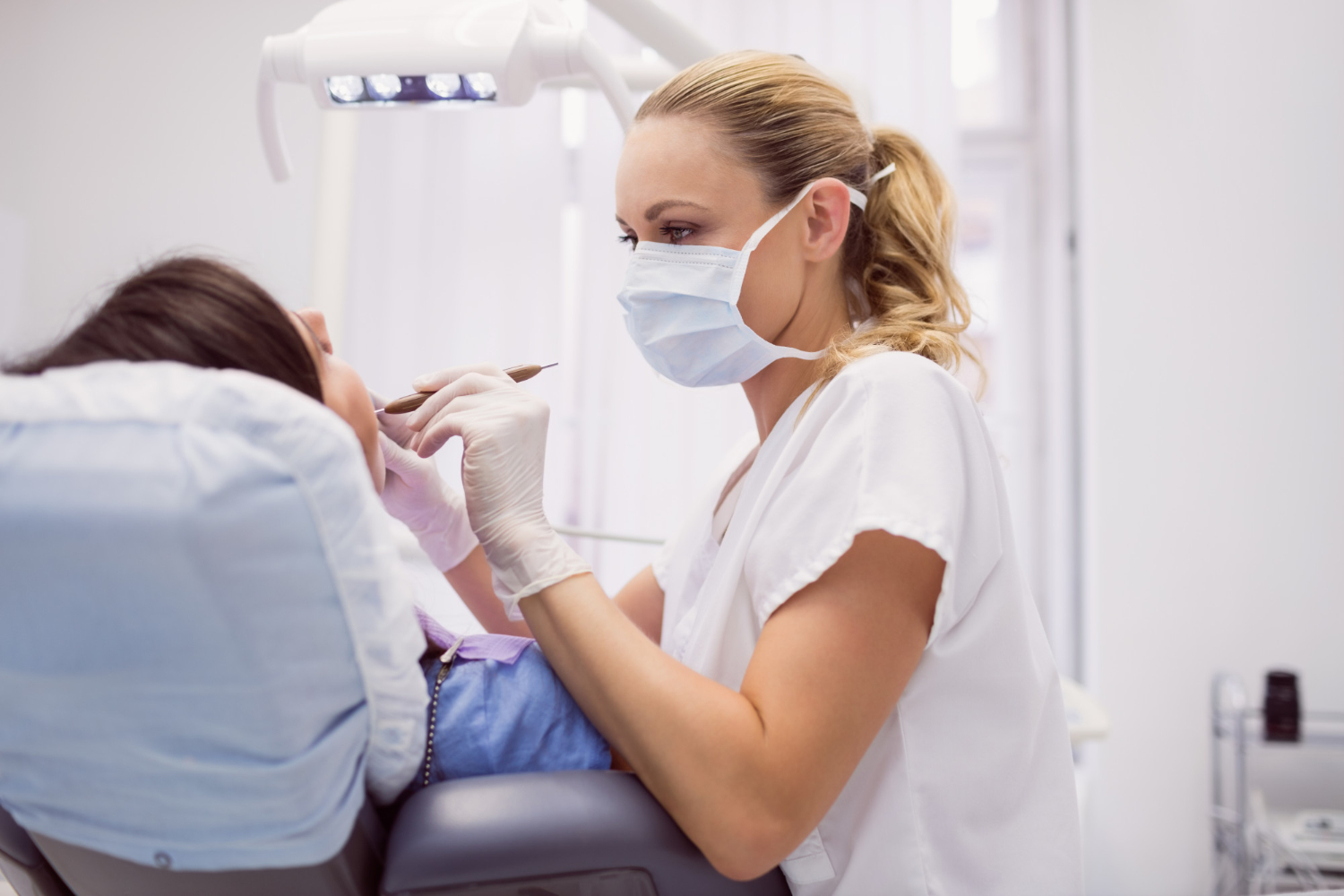 dentystka podczas badania