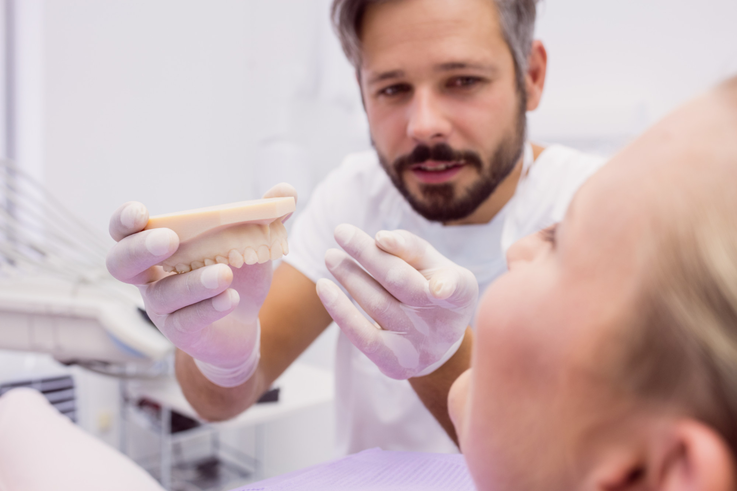 Dentysta trzymający model szczęki