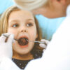 dziewczynka na fotelu dentystycznym