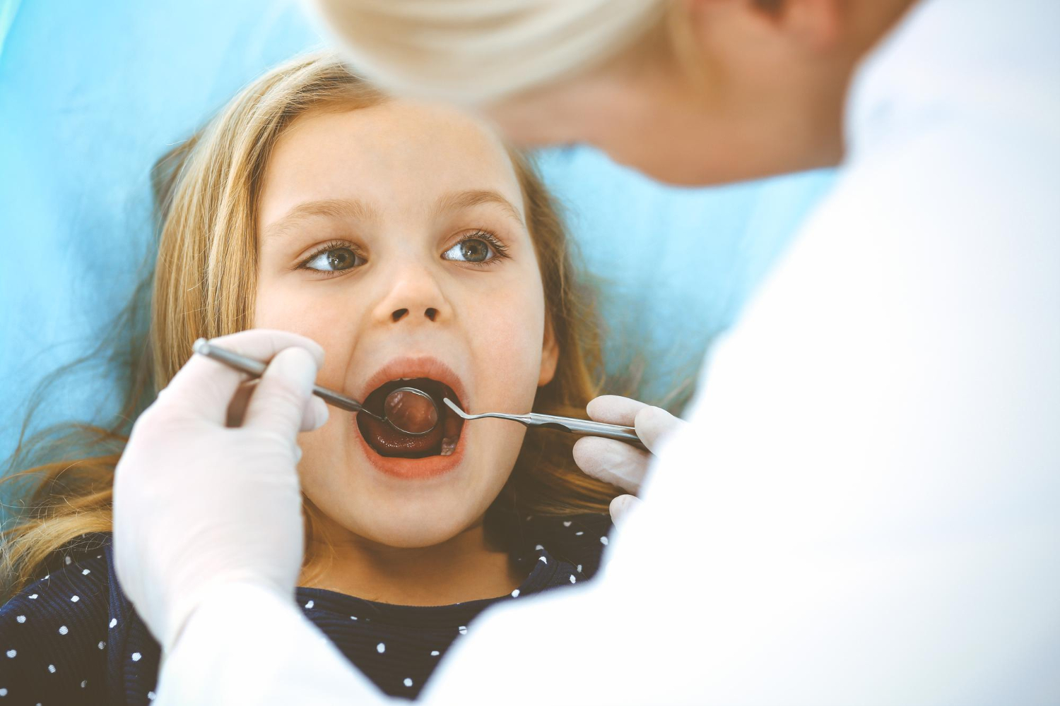 dziewczynka na fotelu dentystycznym